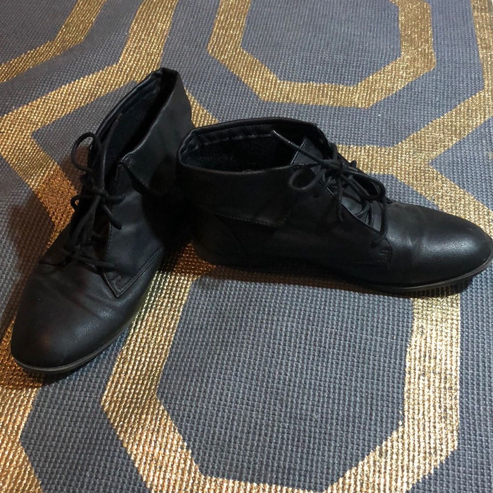 Black ankle booties 🤠